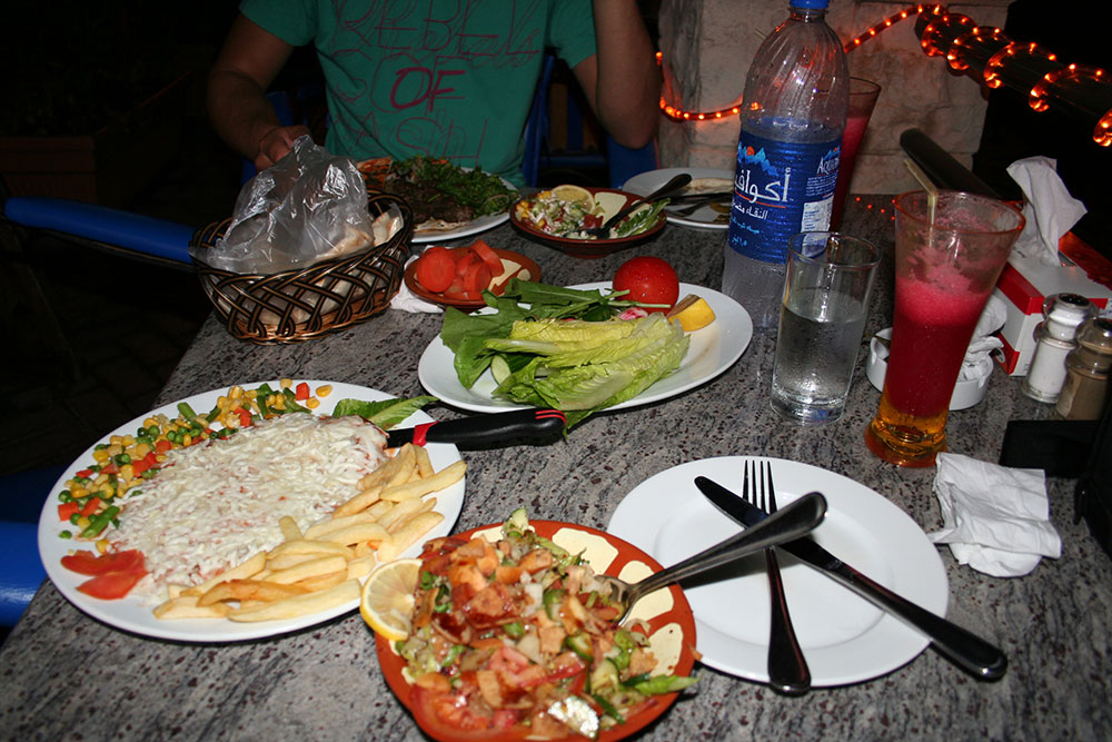 Restaurant an der Uferpromenade des Creek